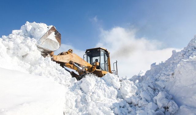 Bitlis’te kapalı köy yolları ekiplerin aralıksız çalışmasıyla açılıyor