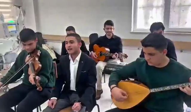 Bitlisli öğrencilerden diyaliz hastalarına moral konseri