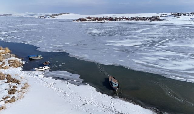 Kışın buz tutan Nazik Gölü’nde çözülme başladı