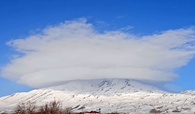 Süphan Dağı’nın zirvesine “Şapka” taktı: Mercek Bulutu hayran bıraktı