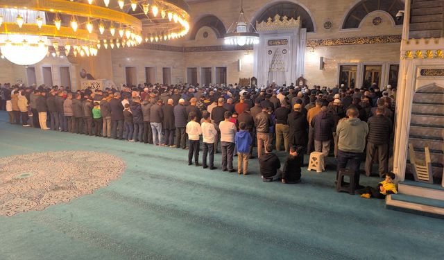 Tatvan’da ramazanın ilk teravihinde camiler doldu