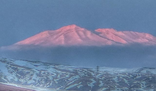 Süphan Dağı’nda gün batımı kızıllığı hayranlık uyandırdı