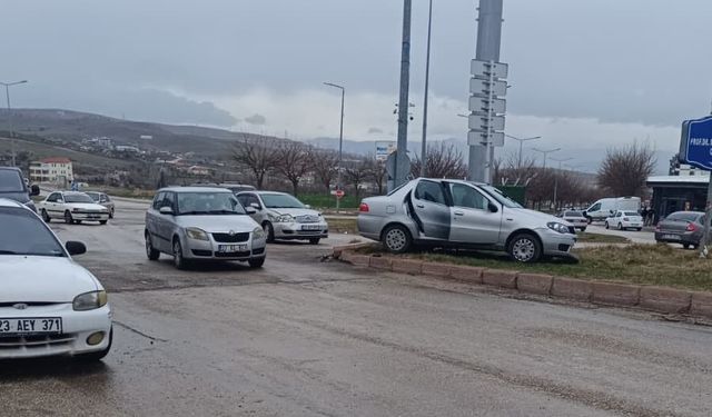 Elazığ'da iki otomobil çarpıştı: 3 yaralı