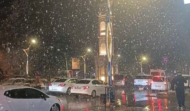 Tatvan’da yağmurun ardından kar yağdı