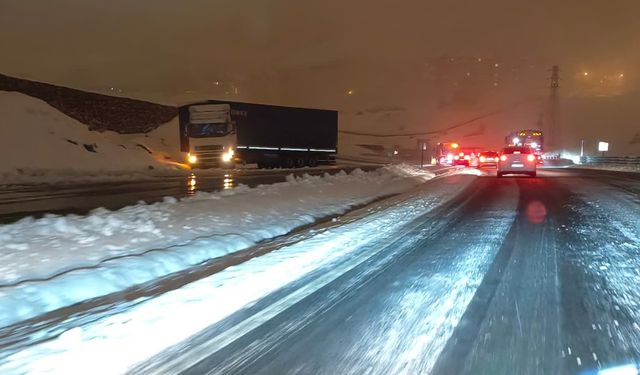 Bitlis’te kar yağışı ulaşımı olumsuz etkiledi