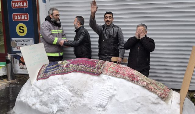 Tatvan’da esnaflar kar için temsili cenaze töreni düzenledi
