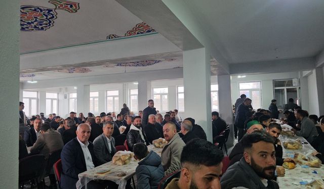 Aydınlar Beldesinde bayram geleneği bozulmadı: Yüzlerce kişi bayram yemeğinde buluştu