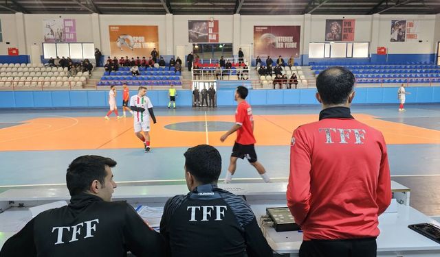 Kaymakam Demirer, TFF Futsal Ligi Tatvan Etabı’nı ziyaret etti