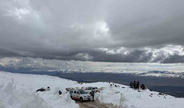 Ağrı Dağı'nda kaybolan dağcı için ekipler seferber oldu