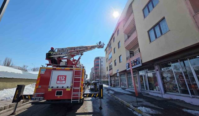 Ardahan’da buz sarkıtları temizlenerek tehlike önleniyor