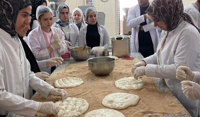 Atatürk Üniversitesi öğrencileri Ramazan pidesinin üretimini yerinde incelediler