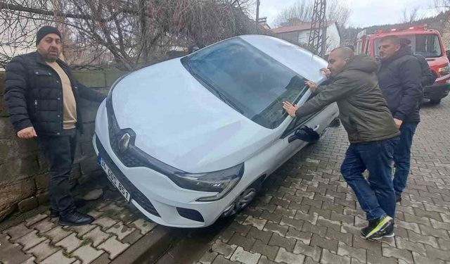 Bingöl’de otomobil yayaya çarpmamak için duvara çarptı: 2 yaralı
