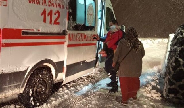 Bitlis’te karla mücadele ekipleri hastayı ambulansa ulaştırdı
