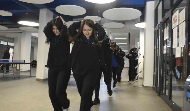 Bitlis'teki okullarda deprem tatbikatı gerçekleştirildi