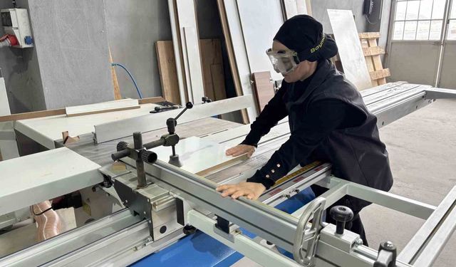 Depremden sonra hayata atölyede tutundu