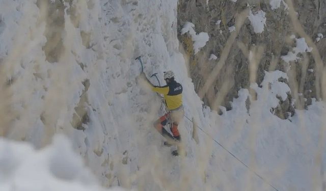 Diyadin Kanyonu'nda nefes kesen buz tırmanışı