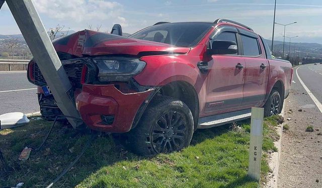 Elazığ'da kontrolden çıkan kamyonet direğe çarptı: 1 yaralı