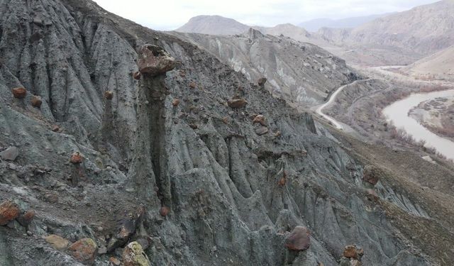 Erzincan'da peri bacalarını andıran doğal oluşumlar dikkat çekiyor