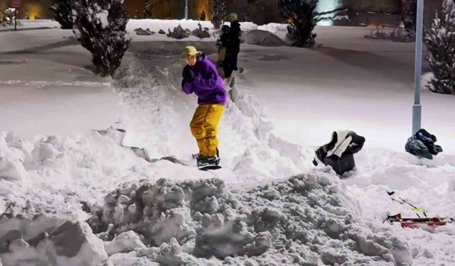 Erzurum kalesi önünde snowboard gösterisi nefes kesti