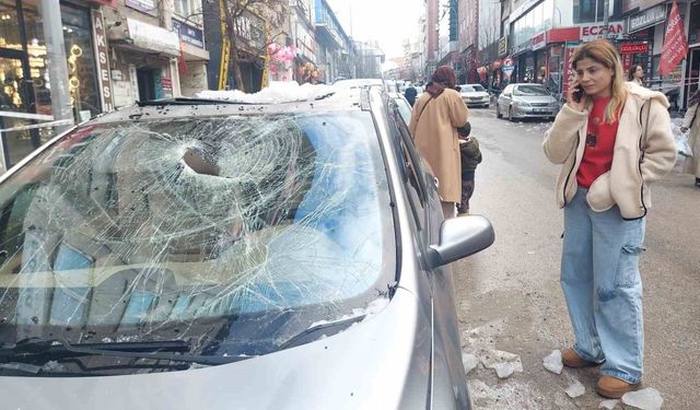 Erzurum'da çatıdan düşen kar ve buz kütleleri korkutuyor
