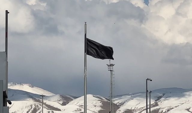 Esendere’de geçişler sınırlı, İran tarafında dev siyah bayrak asıldı
