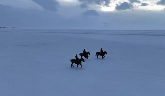 Gençler Çıldır Gölü üzerinde at koşturdu