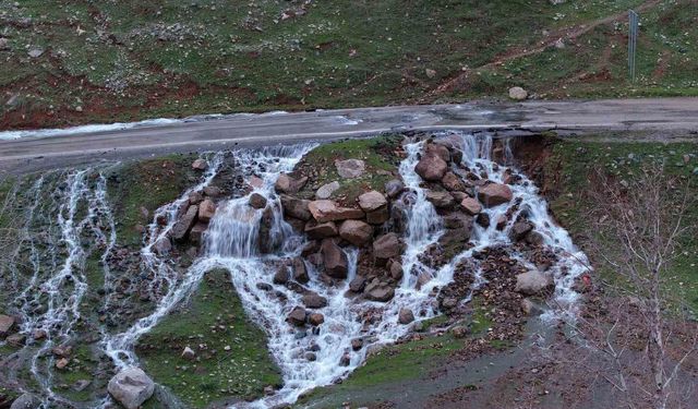 Hakkari’de doğa sürprizi: Yolun ortasında pınar ortaya çıktı