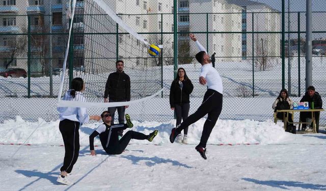Kampüste kar voleybolu heyecanı yaşandı