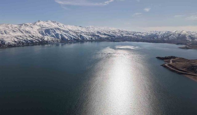 Kar, güneş ve maviliğin buluştuğu Hazar Gölü hayran bıraktı