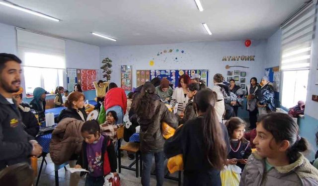 Kar tünellerinden geçip uzak köyde çocuklara umut oldular