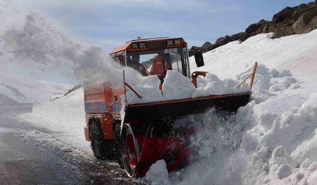Kar ve tipiyle kapanan yol 4 ay sonra ulaşıma açılıyor