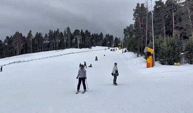 Kars'ta kayak merkezinde bayram yoğunluğu yaşanıyor