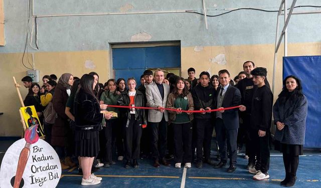 Kars’ta öğrencilerden Kadınlar Günü sergisi