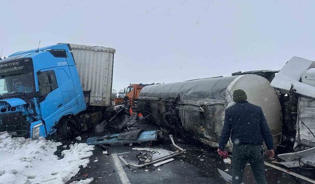 Kars’ta trafik kazası: Tanker ve tır çarpıştı, 2 yaralı