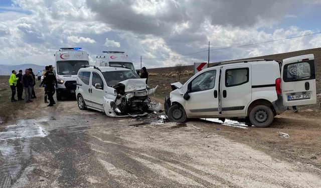 Malatya'da iki aracın çarpışması sonucu 4 kişi yaralandı