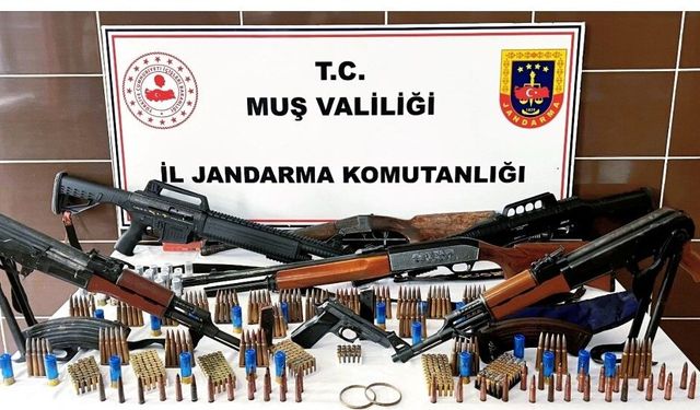 Malazgirt’te operasyonda çok sayıda silah ve tarihi eser bulundu