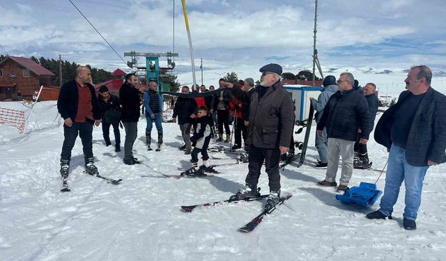 Meclis üyeleri Ardahan’da kayak pistlerinde buluştu