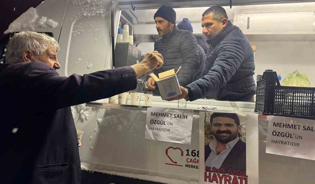 Muradiye'de teravih sonrası lokma dağıtıldı