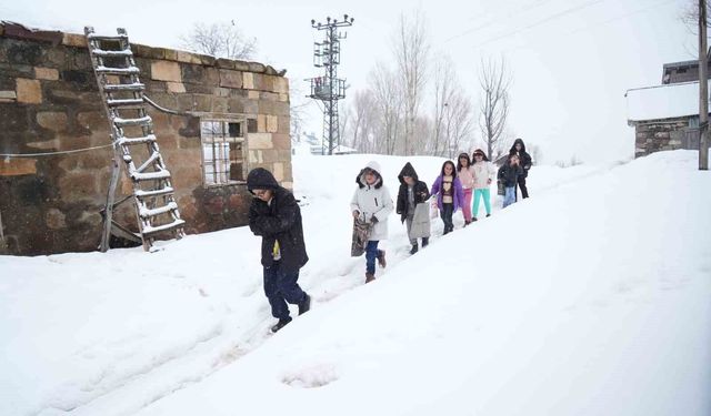 Muş'ta kar üstünde bayram sevinci yaşanıyor