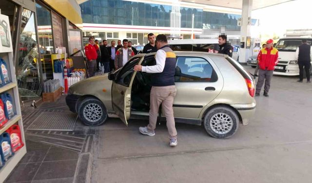 Öfkesine yenik düştü, aracıyla istasyona daldı