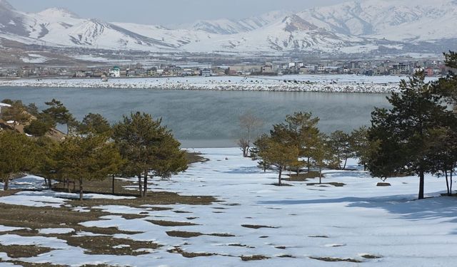 Sıhke Göleti'nin buzları tamamen eridi