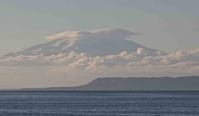 Süphan Dağı zirvesindeki bulut denizi hayran bıraktı