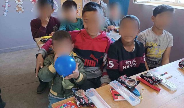 Suvaran köyü’nde öğrencilerin yüzünü güldüren kırtasiye desteği