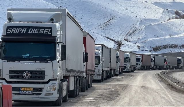 Tır’lar sınırda mahsur kaldı: 2 kilometrelik bekleyiş