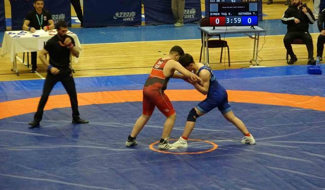 U15 Güreş Grup Müsabakaları Van'da start aldı