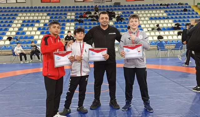 Yıldız güreşçilerden Rize’de büyük başarı