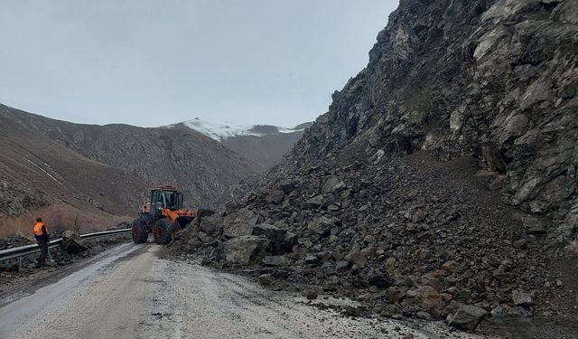 Yüksekova-Van kara yolunda kontrollü geçiş başladı