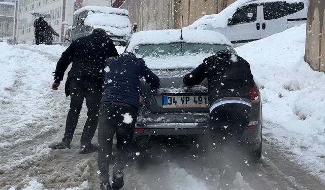 Yüksekova’da kış geri döndü: Araçlar yolda kaldı