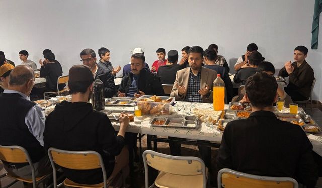 Ahlat’ta protokol hafız öğrencilerle iftar yaptı