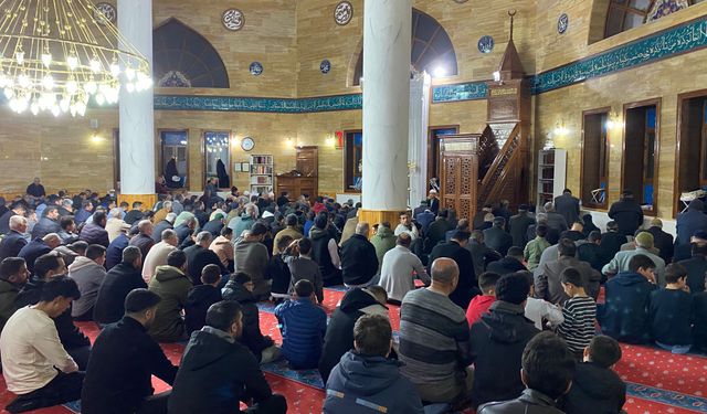 Ahlat’ta "Kadir Gecesi" camilerde dualarla idrak edildi